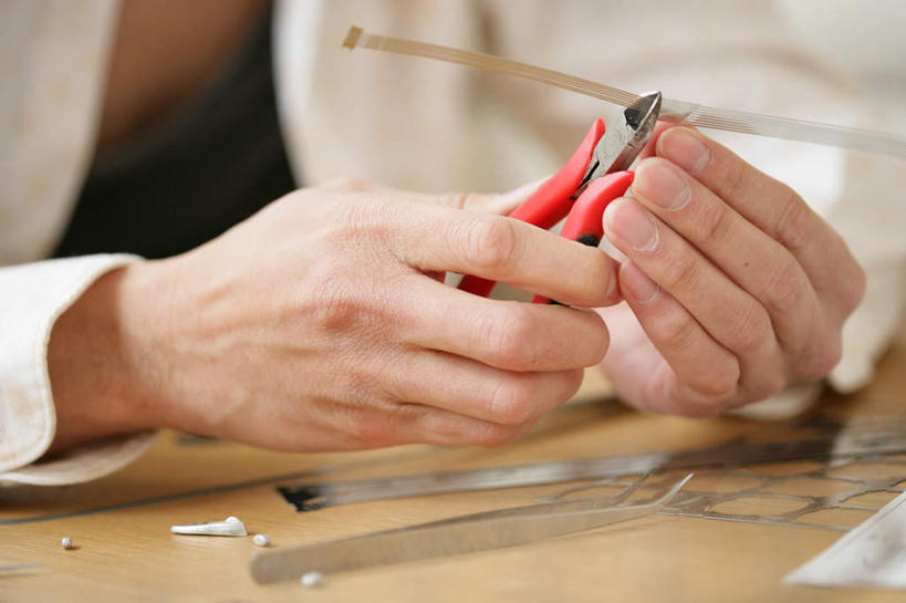 东方人,手,一个人,工程师,建筑工人,建筑师,横图,室内,特写,白天,正面,桌子,亚洲,双手,仅一个男性,仅一个人,连接,握,阴影,组合,服装,朦胧,模糊,弯曲,反射,木制,工具,钳子,影子,拿,茶几,拿着,黄种人,加工,仅一个年轻男性,衣服,木制品,手部,握着,服饰,老虎钳,链接,固定,五金,紧固,衣着,穿着,拼接,剪断,拼凑,扭转,拼合,凑集,聚合,撮合,链结,牢固,夹持,衣饰,男人,男性,年轻男性,亚洲人,技师,建筑工,建筑设计师,半身,彩图