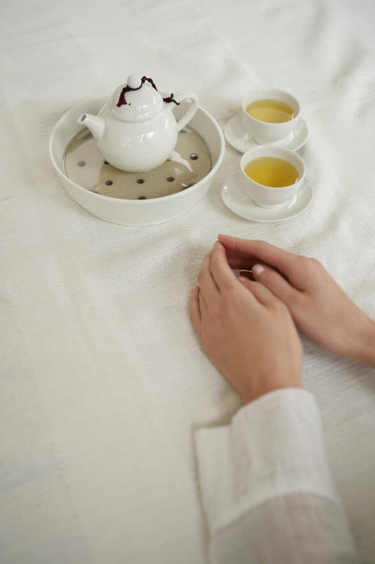 东方人,手,一个人,竖图,俯视,室内,特写,白天,幸福,餐桌,茶,桌子,杯子,亚洲,双手,仅一个年轻女性,仅一个女性,仅一个人,服装,布料,壶,茶叶,两杯,布纹,黄种人,娱乐,水壶,桌布,三个,衣服,餐巾,茶壶,容器,水杯,台布,享受,休闲,温馨,手部,放松,乐趣,服饰,餐台,提神,舒适,衣着,穿着,醒脑,衣饰,年轻女性,女人,女性,亚洲人,茶杯,半身,彩图,高角度拍摄