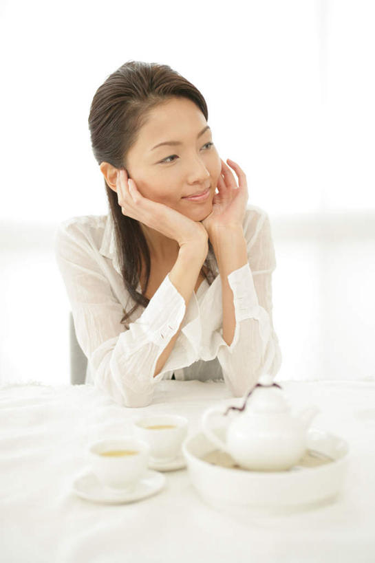 东方人,一个人,坐,笑,微笑,竖图,室内,白天,正面,幸福,餐桌,茶,窗户,桌子,杯子,亚洲,仅一个年轻女性,仅一个女性,仅一个人,撑,服装,朦胧,模糊,布料,壶,茶叶,两杯,布纹,托腮,注视,黄种人,娱乐,玻璃窗,水壶,桌布,三个,衣服,餐巾,茶壶,容器,水杯,台布,观察,看,托,享受,休闲,温馨,放松,乐趣,服饰,餐台,观看,察看,提神,舒适,衣着,穿着,关注,托下巴,醒脑,衣饰,年轻女性,女人,女性,亚洲人,茶杯,坐着,半身,彩图