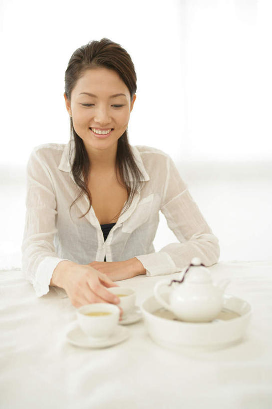 东方人,一个人,坐,笑,微笑,露齿笑,竖图,室内,白天,正面,幸福,餐桌,茶,窗户,桌子,杯子,亚洲,仅一个年轻女性,仅一个女性,仅一个人,握,服装,布料,壶,茶叶,两杯,拿,布纹,拿着,注视,黄种人,娱乐,玻璃窗,水壶,桌布,三个,衣服,餐巾,茶壶,容器,水杯,台布,观察,看,享受,休闲,温馨,放松,乐趣,握着,服饰,餐台,观看,察看,提神,舒适,衣着,穿着,关注,醒脑,衣饰,年轻女性,女人,女性,亚洲人,茶杯,坐着,半身,彩图
