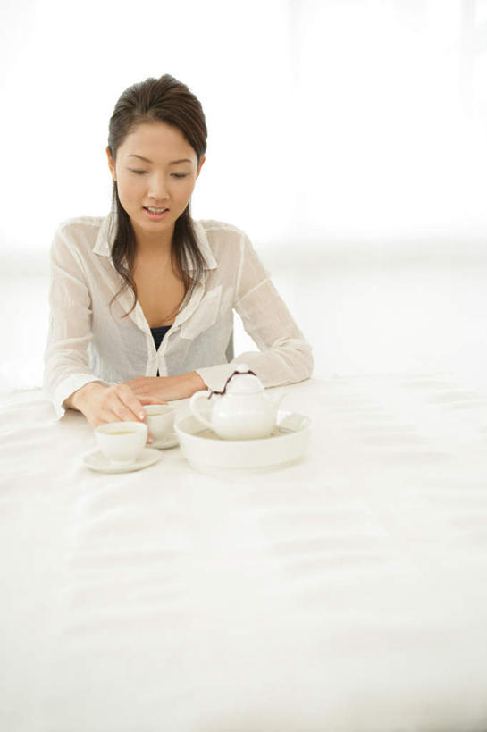 东方人,一个人,坐,笑,微笑,露齿笑,竖图,室内,白天,正面,幸福,餐桌,茶,窗户,桌子,杯子,亚洲,仅一个年轻女性,仅一个女性,仅一个人,握,服装,布料,壶,茶叶,两杯,拿,布纹,拿着,注视,黄种人,娱乐,玻璃窗,水壶,桌布,三个,衣服,餐巾,茶壶,容器,水杯,台布,观察,看,享受,休闲,温馨,放松,乐趣,握着,服饰,餐台,观看,察看,提神,舒适,衣着,穿着,关注,醒脑,衣饰,年轻女性,女人,女性,亚洲人,茶杯,坐着,半身,彩图
