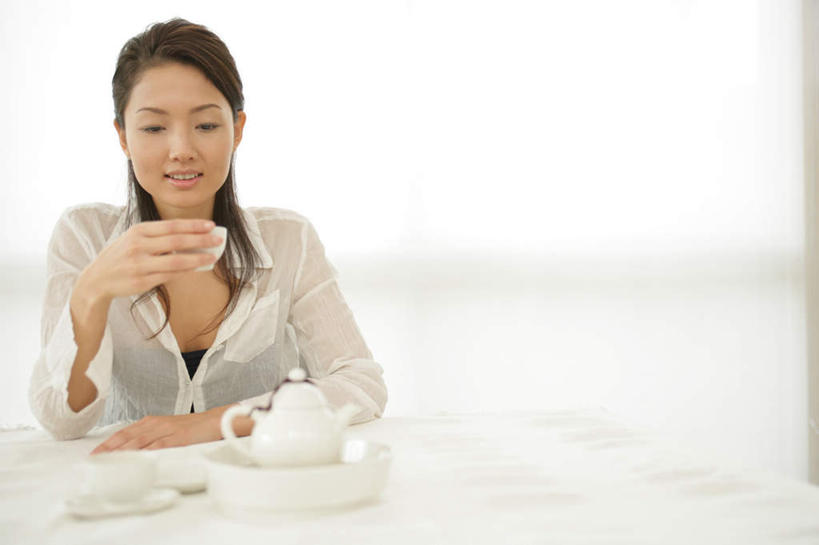 东方人,一个人,坐,笑,微笑,露齿笑,横图,室内,白天,正面,幸福,餐桌,茶,窗户,桌子,杯子,亚洲,仅一个年轻女性,仅一个女性,仅一个人,握,服装,布料,壶,茶叶,两杯,拿,布纹,拿着,注视,黄种人,娱乐,玻璃窗,水壶,桌布,三个,衣服,餐巾,茶壶,容器,水杯,台布,观察,看,享受,休闲,温馨,放松,乐趣,握着,服饰,餐台,观看,察看,提神,舒适,衣着,穿着,关注,醒脑,衣饰,年轻女性,女人,女性,亚洲人,茶杯,坐着,半身,彩图