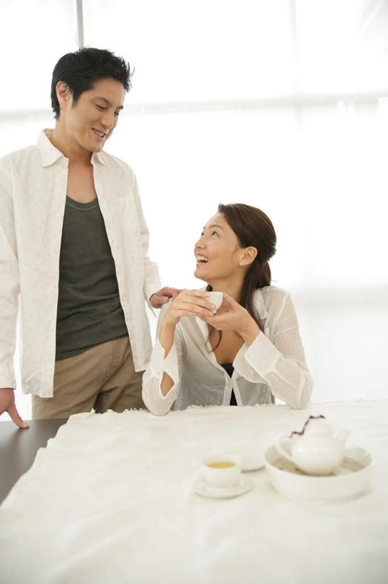 东方人,两个人,站,坐,笑,微笑,露齿笑,竖图,室内,白天,正面,爱情,幸福,餐桌,茶,窗户,桌子,杯子,亚洲,握,服装,布料,壶,茶叶,两杯,浪漫,拿,布纹,拿着,注视,黄种人,娱乐,玻璃窗,水壶,桌布,三个,衣服,餐巾,茶壶,容器,水杯,台布,观察,看,站着,享受,休闲,温暖,温馨,恩爱,放松,乐趣,握着,恋人,服饰,餐台,观看,和睦,察看,提神,舒适,衣着,穿着,关注,醒脑,衣饰,男人,男性,年轻男性,年轻女性,女人,女性,亚洲人,情侣,茶杯,站立,坐着,半身,彩图,伴侣,融洽