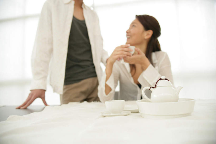 东方人,两个人,站,坐,笑,微笑,露齿笑,横图,室内,白天,仰视,爱情,幸福,餐桌,茶,窗户,桌子,杯子,亚洲,握,服装,布料,壶,茶叶,两杯,浪漫,拿,布纹,拿着,注视,黄种人,娱乐,玻璃窗,水壶,桌布,三个,衣服,餐巾,茶壶,容器,水杯,台布,观察,看,站着,享受,休闲,温暖,温馨,恩爱,放松,乐趣,握着,恋人,服饰,餐台,观看,和睦,察看,提神,舒适,衣着,穿着,关注,醒脑,衣饰,男人,男性,年轻男性,年轻女性,女人,女性,亚洲人,情侣,茶杯,站立,坐着,半身,彩图,低角度拍摄,伴侣,融洽