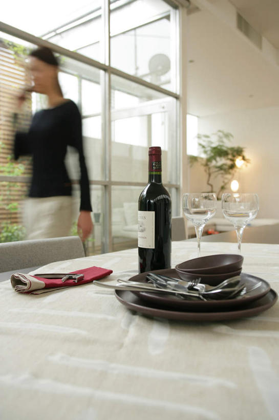 红酒,葡萄酒,东方人,一个人,走,竖图,室内,白天,正面,植物,餐桌,窗户,桌子,杯子,餐具,照明,亚洲,仅一个年轻女性,仅一个女性,仅一个人,阴影,服装,朦胧,模糊,光线,布料,叉子,刀叉,刀子,碟子,高脚杯,开瓶器,盘,盆栽,影子,勺子,陶瓷,墙,灯光,盆景,陶瓷制品,红酒杯,酒类,开瓶,布纹,休闲装,黄种人,玻璃窗,墙壁,墙面,玻璃制品,灯,酒,酒瓶,桌布,饮料,衣服,绿色,自然,盘子,玻璃瓶,餐巾,酒杯,瓶子,容器,灯具,调羹,碟,落地灯,台布,汤匙,碗,休闲,休闲服,红葡萄酒,服饰,生长,成长,餐台,储藏,照亮,开启,葡萄酒杯,照明设备,储存,餐刀,启瓶器,餐叉,瓶启,红酒酒启,红酒开瓶器,红酒启瓶器,酒刀,酒开,酒起,葡萄酒开酒器,葡萄酒开瓶器,年轻女性,女人,女性,亚洲人,玻璃杯,进餐用具,步行,散步,走路,半身,彩图,贮存,酒具