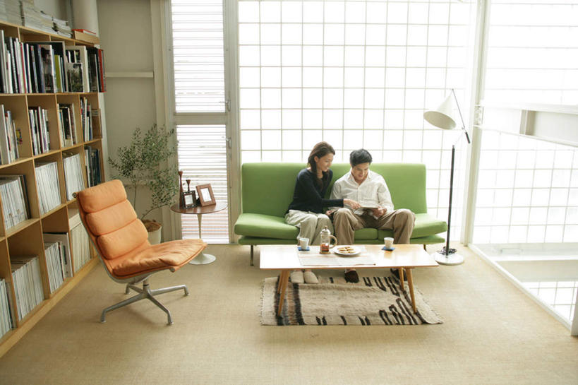 点心,东方人,两个人,客厅,坐,横图,室内,白天,正面,爱情,阅读,植物,窗户,柜子,沙发,书架,桌子,蔬菜,杂志,餐具,亚洲,握,学习,服装,新鲜,木制,碟子,盘,盆栽,墙,生食,蔬菜沙拉,沙拉,食品,盆景,曲奇,储物柜,浪漫,拿,茶几,拿着,注视,休闲装,黄种人,色拉,沙律,玻璃窗,墙壁,墙面,食物,衣服,绿色,自然,盘子,木制品,碟,饼干,零食,观察,看,休闲,温暖,温馨,休闲服,恩爱,读书,浏览,握着,恋人,服饰,有机食品,绿色食品,生长,成长,观看,色拉酱,和睦,察看,起居室,储存,关注,千岛酱,曲奇饼,布艺沙发,曲奇饼干,客堂,储备,蕴藏,贮备,男人,男性,年轻男性,年轻女性,女人,女性,亚洲人,情侣,坐着,彩图,全身,伴侣,融洽,贮存