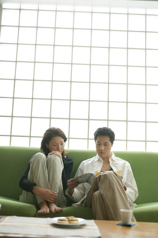 点心,东方人,两个人,坐,竖图,室内,白天,正面,爱情,阅读,窗户,沙发,桌子,杂志,杯子,餐具,亚洲,握,学习,服装,木制,碟子,盘,陶瓷,食品,陶瓷制品,曲奇,浪漫,二郎腿,拿,茶几,拿着,注视,休闲装,黄种人,玻璃窗,食物,衣服,绿色,盘子,马克杯,木制品,水杯,碟,饼干,零食,观察,看,休闲,温暖,温馨,休闲服,恩爱,读书,浏览,握着,恋人,服饰,观看,和睦,察看,关注,曲奇饼,布艺沙发,曲奇饼干,男人,男性,年轻男性,年轻女性,女人,女性,亚洲人,情侣,坐着,彩图,全身,伴侣,融洽