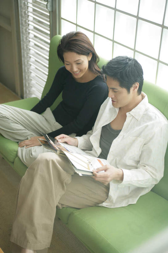 东方人,两个人,坐,竖图,俯视,室内,白天,爱情,阅读,窗户,沙发,杂志,亚洲,握,学习,服装,浪漫,二郎腿,拿,拿着,注视,休闲装,黄种人,玻璃窗,衣服,绿色,观察,看,休闲,温暖,温馨,休闲服,恩爱,读书,浏览,握着,恋人,服饰,观看,和睦,察看,关注,布艺沙发,男人,男性,年轻男性,年轻女性,女人,女性,亚洲人,情侣,坐着,半身,彩图,高角度拍摄,伴侣,融洽