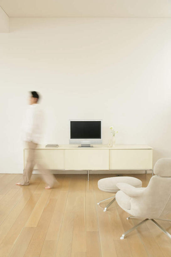 东方人,一个人,客厅,走,竖图,室内,白天,侧面,地板,柜子,沙发,电视,亚洲,仅一个男性,仅一个人,阴影,服装,朦胧,模糊,反射,影子,墙,地面,储物柜,休闲装,黄种人,木地板,墙壁,墙面,仅一个年轻男性,衣服,休闲,休闲服,服饰,起居室,储存,彩电,布艺沙发,彩色电视机,显像管屏,显像管屏幕,客堂,储备,蕴藏,贮备,男人,男性,年轻男性,亚洲人,电视机,步行,散步,走路,彩图,全身,贮存