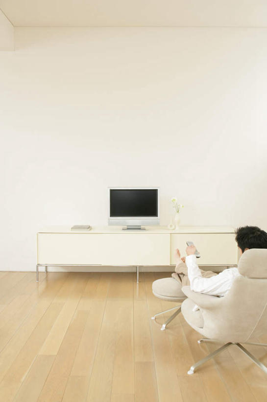 东方人,一个人,客厅,坐,竖图,室内,白天,地板,柜子,沙发,电视,亚洲,仅一个男性,仅一个人,握,阴影,服装,反射,影子,墙,地面,储物柜,拿,拿着,休闲装,黄种人,木地板,墙壁,墙面,仅一个年轻男性,背面,衣服,遥控器,休闲,休闲服,握着,服饰,起居室,储存,彩电,布艺沙发,彩色电视机,显像管屏,显像管屏幕,客堂,储备,蕴藏,贮备,男人,男性,年轻男性,亚洲人,电视机,坐着,半身,彩图,贮存