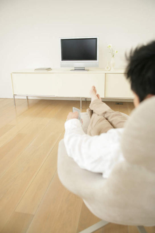 东方人,一个人,客厅,坐,竖图,室内,白天,地板,柜子,沙发,电视,亚洲,仅一个男性,仅一个人,握,阴影,服装,反射,影子,墙,地面,储物柜,拿,拿着,休闲装,黄种人,木地板,墙壁,墙面,仅一个年轻男性,背面,衣服,遥控器,休闲,休闲服,握着,服饰,起居室,储存,彩电,布艺沙发,彩色电视机,显像管屏,显像管屏幕,客堂,储备,蕴藏,贮备,男人,男性,年轻男性,亚洲人,电视机,坐着,半身,彩图,贮存