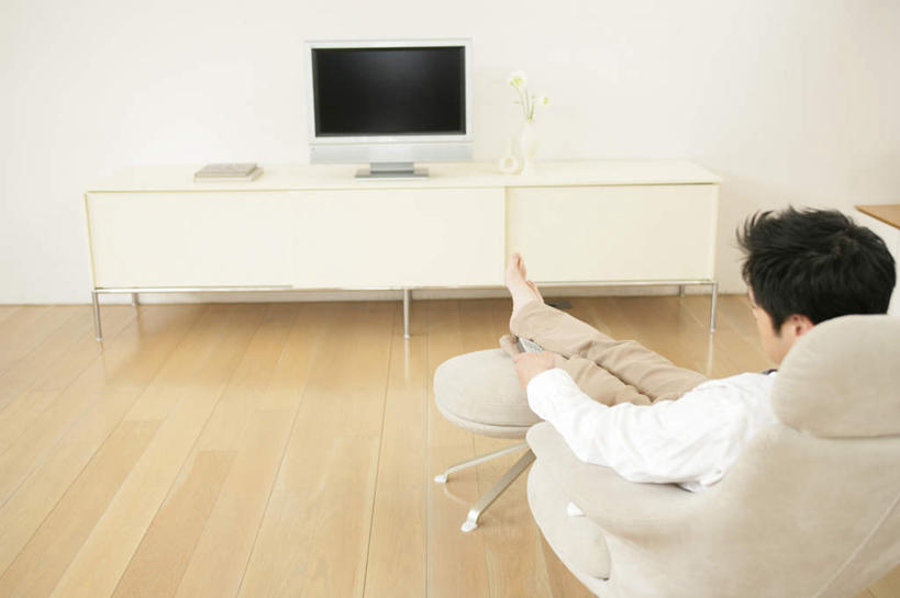 东方人,一个人,客厅,坐,横图,室内,白天,地板,柜子,沙发,电视,亚洲,仅一个男性,仅一个人,握,阴影,服装,反射,影子,墙,地面,储物柜,拿,拿着,休闲装,黄种人,木地板,墙壁,墙面,仅一个年轻男性,背面,衣服,遥控器,休闲,休闲服,握着,服饰,起居室,储存,彩电,布艺沙发,彩色电视机,显像管屏,显像管屏幕,客堂,储备,蕴藏,贮备,男人,男性,年轻男性,亚洲人,电视机,坐着,半身,彩图,贮存