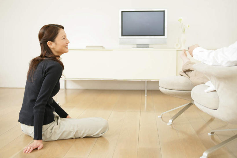 东方人,客厅,坐,笑,微笑,露齿笑,横图,室内,白天,地板,柜子,沙发,电视,亚洲,撑,握,阴影,服装,反射,影子,墙,地面,储物柜,拿,拿着,注视,休闲装,黄种人,木地板,墙壁,墙面,背面,衣服,遥控器,观察,看,休闲,休闲服,握着,服饰,观看,察看,起居室,撑着,储存,关注,彩电,布艺沙发,彩色电视机,显像管屏,显像管屏幕,客堂,储备,蕴藏,贮备,亚洲人,电视机,坐着,半身,彩图,贮存