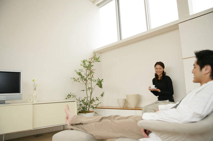 东方人,两个人,客厅,坐,笑,微笑,露齿笑,横图,室内,白天,正面,爱情,植物,柜子,沙发,杯子,电视,亚洲,握,服装,盆栽,墙,盆景,储物柜,浪漫,拿,拿着,注视,休闲装,黄种人,墙壁,墙面,衣服,绿色,白色,黑色,自然,水杯,观察,看,休闲,温暖,温馨,休闲服,恩爱,握着,恋人,服饰,生长,成长,观看,和睦,察看,起居室,储存,关注,彩电,布艺沙发,彩色电视机,显像管屏,显像管屏幕,客堂,储备,蕴藏,贮备,男人,男性,年轻男性,年轻女性,女人,女性,亚洲人,情侣,茶杯,电视机,坐着,半身,彩图,伴侣,融洽,贮存