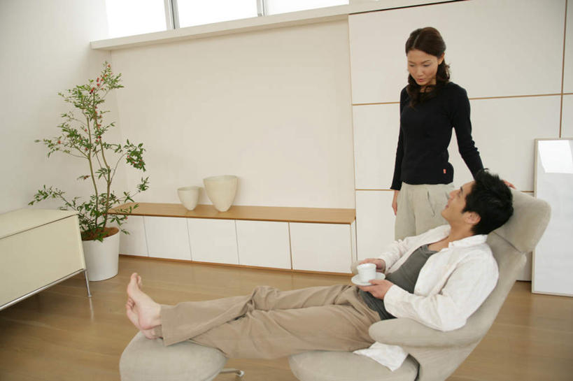 东方人,两个人,客厅,站,坐,笑,微笑,露齿笑,横图,室内,白天,正面,爱情,植物,沙发,杯子,亚洲,握,服装,盆栽,墙,盆景,浪漫,拿,拿着,注视,休闲装,黄种人,墙壁,墙面,衣服,绿色,白色,黑色,自然,水杯,观察,看,站着,休闲,温暖,温馨,休闲服,恩爱,握着,恋人,服饰,生长,成长,观看,和睦,察看,起居室,关注,布艺沙发,客堂,男人,男性,年轻男性,年轻女性,女人,女性,亚洲人,情侣,茶杯,站立,坐着,彩图,全身,伴侣,融洽