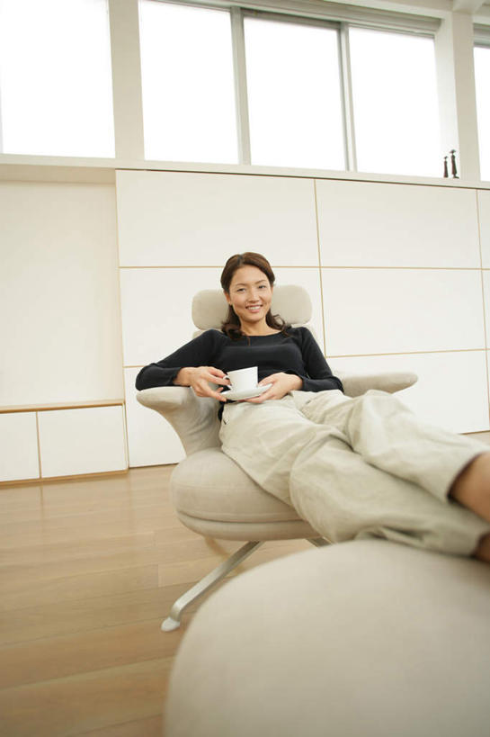 东方人,一个人,客厅,坐,笑,微笑,露齿笑,竖图,室内,白天,正面,床,沙发,杯子,亚洲,仅一个年轻女性,仅一个女性,仅一个人,握,服装,墙,双人床,床单,拿,拿着,注视,休闲装,黄种人,被子,墙壁,墙面,衣服,黑色,水杯,观察,看,休闲,休闲服,握着,服饰,观看,察看,起居室,被单,关注,布艺沙发,客堂,年轻女性,女人,女性,亚洲人,茶杯,坐着,半身,彩图