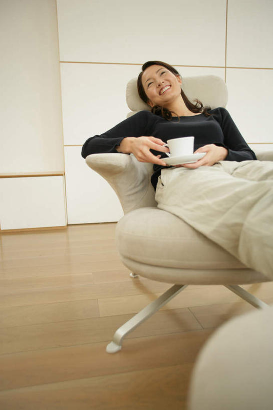 东方人,一个人,客厅,坐,笑,微笑,露齿笑,竖图,室内,白天,正面,床,沙发,杯子,亚洲,仅一个年轻女性,仅一个女性,仅一个人,握,服装,墙,双人床,床单,拿,拿着,注视,休闲装,黄种人,被子,墙壁,墙面,衣服,黑色,水杯,观察,看,休闲,休闲服,握着,服饰,观看,察看,起居室,被单,关注,布艺沙发,客堂,年轻女性,女人,女性,亚洲人,茶杯,坐着,半身,彩图