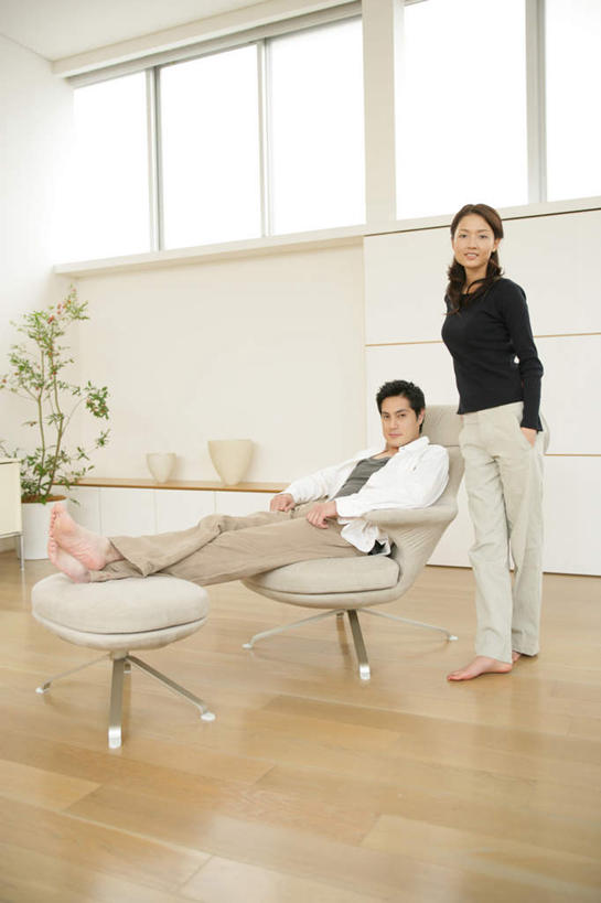 东方人,两个人,客厅,站,坐,笑,微笑,露齿笑,竖图,室内,白天,正面,爱情,植物,窗户,地板,沙发,亚洲,服装,盆栽,墙,盆景,地面,浪漫,注视,休闲装,黄种人,木地板,玻璃窗,墙壁,墙面,衣服,绿色,白色,黑色,自然,观察,看,站着,休闲,温暖,温馨,休闲服,恩爱,恋人,服饰,生长,成长,观看,和睦,察看,起居室,关注,布艺沙发,客堂,男人,男性,年轻男性,年轻女性,女人,女性,亚洲人,情侣,站立,坐着,彩图,全身,伴侣,融洽