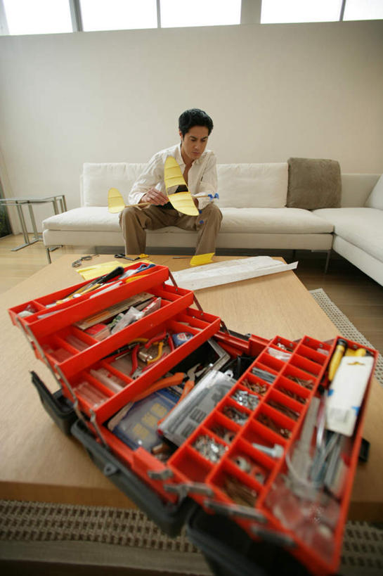 东方人,一个人,工程师,建筑工人,建筑师,客厅,坐,竖图,室内,白天,正面,游戏,窗户,靠垫,沙发,桌子,飞机,玩具,金属制品,亚洲,仅一个男性,仅一个人,连接,握,组合,服装,弯曲,艺术,金属,木制,工具,钳子,折纸,纸艺,手工艺品,墙,靠枕,拿,玩,茶几,拿着,注视,休闲装,黄种人,文化,娱乐,加工,玻璃窗,墙壁,墙面,仅一个年轻男性,衣服,木制品,纸制品,工艺品,垫子,枕头,观察,看,休闲,休闲服,益智,握着,服饰,观看,活动,老虎钳,纸飞机,链接,螺母,固定,螺帽,五金,察看,起居室,高雅,紧固,发泄,关注,消遣,智力,拼接,剪断,拼凑,螺丝帽,布艺沙发,扭转,工艺折纸,自信心,品位,宣泄,拼合,凑集,聚合,撮合,链结,牢固,夹持,客堂,男人,男性,年轻男性,亚洲人,技师,建筑工,建筑设计师,玩耍,嬉戏,坐着,彩图,全身