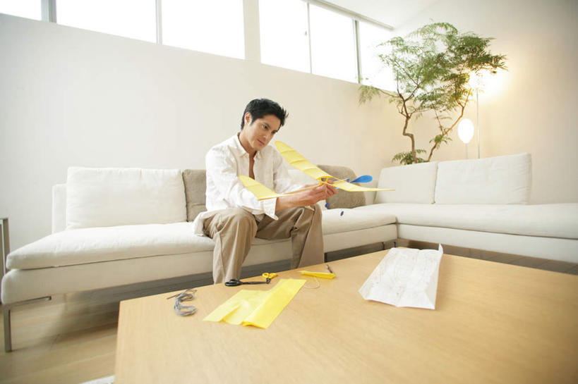 东方人,一个人,工程师,建筑工人,建筑师,客厅,坐,横图,室内,白天,正面,游戏,植物,窗户,靠垫,沙发,桌子,飞机,玩具,照明,亚洲,仅一个男性,仅一个人,握,阴影,服装,艺术,光线,木制,盆栽,影子,折纸,纸艺,手工艺品,墙,灯光,靠枕,盆景,拿,玩,茶几,拿着,注视,休闲装,黄种人,文化,娱乐,玻璃窗,墙壁,墙面,灯,仅一个年轻男性,衣服,绿色,自然,木制品,纸制品,工艺品,灯具,垫子,落地灯,枕头,观察,看,休闲,休闲服,益智,握着,服饰,生长,成长,观看,活动,纸飞机,照亮,察看,起居室,高雅,照明设备,发泄,关注,消遣,智力,布艺沙发,工艺折纸,自信心,品位,宣泄,客堂,男人,男性,年轻男性,亚洲人,技师,建筑工,建筑设计师,玩耍,嬉戏,坐着,半身,彩图