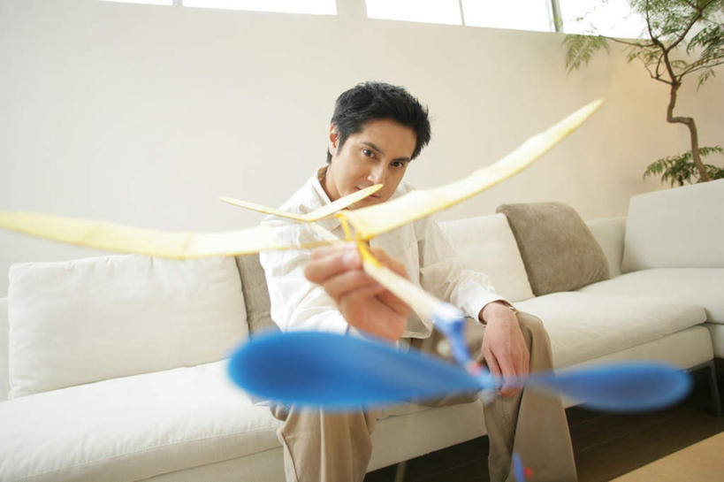 东方人,一个人,工程师,建筑工人,建筑师,客厅,坐,横图,室内,白天,仰视,游戏,窗户,靠垫,沙发,飞机,玩具,亚洲,仅一个男性,仅一个人,握,服装,艺术,折纸,纸艺,手工艺品,墙,靠枕,拿,玩,拿着,注视,休闲装,黄种人,文化,娱乐,玻璃窗,墙壁,墙面,仅一个年轻男性,衣服,纸制品,工艺品,垫子,枕头,观察,看,休闲,休闲服,益智,握着,服饰,观看,活动,纸飞机,察看,起居室,高雅,发泄,关注,消遣,智力,布艺沙发,工艺折纸,自信心,品位,宣泄,客堂,男人,男性,年轻男性,亚洲人,技师,建筑工,建筑设计师,玩耍,嬉戏,坐着,半身,彩图,低角度拍摄