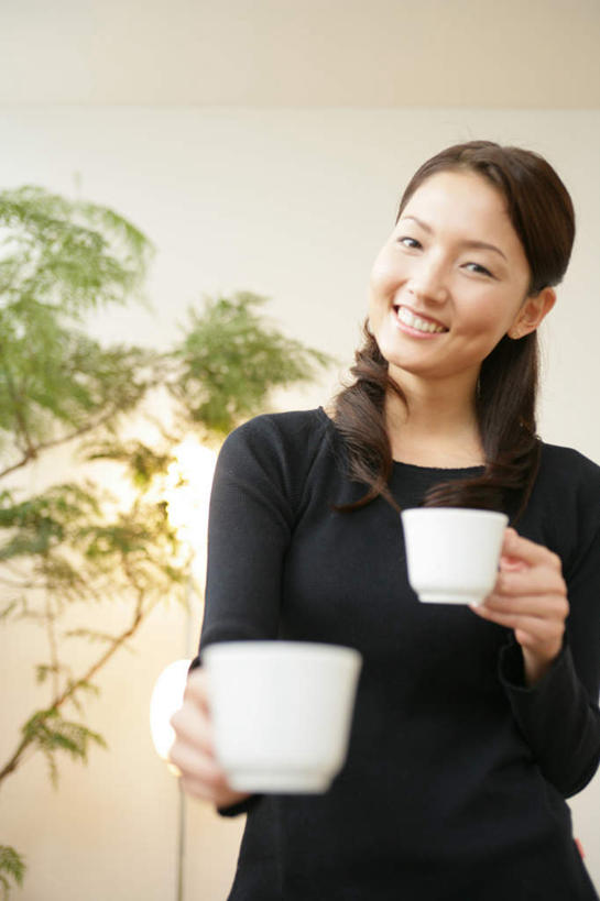 东方人,一个人,站,笑,微笑,露齿笑,竖图,室内,白天,正面,植物,杯子,照明,亚洲,仅一个年轻女性,仅一个女性,仅一个人,握,阴影,服装,光线,盆栽,影子,墙,灯光,盆景,拿,拿着,注视,休闲装,黄种人,墙壁,墙面,灯,两个,衣服,绿色,黑色,自然,水杯,灯具,落地灯,观察,看,站着,休闲,休闲服,握着,服饰,生长,成长,观看,照亮,察看,照明设备,关注,年轻女性,女人,女性,亚洲人,茶杯,站立,半身,彩图