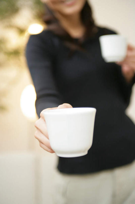 东方人,一个人,站,竖图,室内,白天,正面,植物,杯子,照明,亚洲,仅一个年轻女性,仅一个女性,仅一个人,握,阴影,服装,朦胧,模糊,光线,盆栽,影子,墙,灯光,盆景,拿,拿着,休闲装,黄种人,墙壁,墙面,灯,两个,衣服,绿色,黑色,自然,水杯,灯具,落地灯,站着,休闲,休闲服,握着,服饰,生长,成长,照亮,照明设备,年轻女性,女人,女性,亚洲人,茶杯,站立,半身,彩图