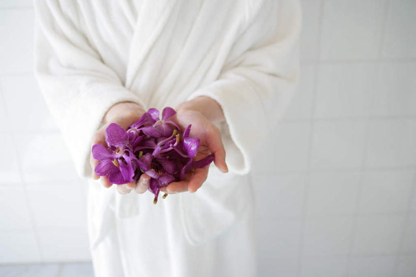 东方人,手,一个人,站,捧,横图,俯视,室内,特写,白天,浴袍,幸福,纯洁,蝴蝶兰,亚洲,双手,仅一个年轻女性,仅一个女性,仅一个人,一堆,堆叠,堆积,服装,盛开,墙,美丽,花蕾,黄种人,墙壁,墙面,花,花瓣,花朵,鲜花,衣服,紫色,白色,花苞,花蕊,站着,手部,服饰,堆,衣着,穿着,初恋,蝶兰,兰中皇后,衣饰,年轻女性,女人,女性,亚洲人,端,端着,捧着,手捧,站立,半身,彩图,高角度拍摄,汤帷子,浴衣