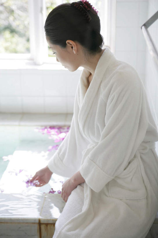 东方人,一个人,坐,竖图,室内,白天,侧面,浴袍,幸福,纯洁,水,窗户,卫生间,浴室,蝴蝶兰,亚洲,仅一个年轻女性,仅一个女性,仅一个人,握,阴影,服装,盛开,反射,液体,影子,水滴,美丽,拿,花蕾,拿着,扭头,黄种人,玻璃窗,花,花瓣,花朵,鲜花,衣服,紫色,白色,浴缸,花苞,花蕊,转头,握着,服饰,衣着,穿着,卫浴设备,初恋,蝶兰,兰中皇后,衣饰,水管装置,年轻女性,女人,女性,亚洲人,淋浴房,坐着,半身,彩图,汤帷子,浴衣,冲凉房,沐浴间,沐浴室