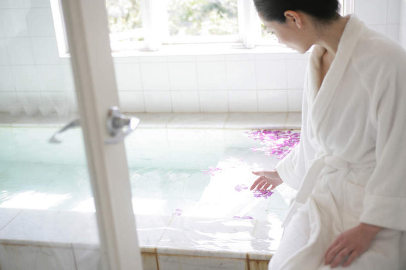 东方人,一个人,坐,横图,俯视,室内,白天,浴袍,幸福,纯洁,水,窗户,卫生间,浴室,蝴蝶兰,亚洲,仅一个年轻女性,仅一个女性,仅一个人,握,阴影,服装,朦胧,模糊,盛开,反射,液体,影子,水滴,美丽,拿,花蕾,拿着,扭头,黄种人,玻璃窗,花,花瓣,花朵,鲜花,衣服,紫色,白色,浴缸,花苞,花蕊,转头,握着,服饰,衣着,穿着,卫浴设备,初恋,蝶兰,兰中皇后,衣饰,水管装置,年轻女性,女人,女性,亚洲人,淋浴房,坐着,半身,彩图,高角度拍摄,汤帷子,浴衣,冲凉房,沐浴间,沐浴室