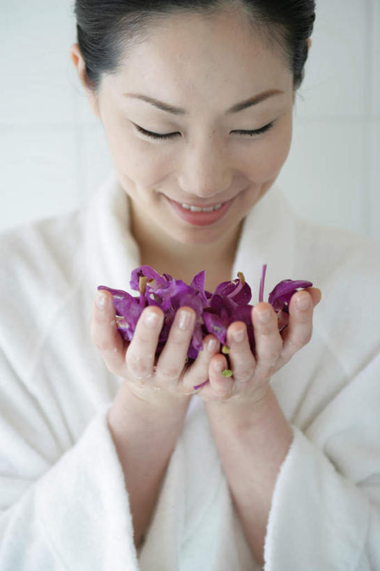 东方人,脸,头,脸颊,手,一个人,站,闭眼,捧,笑,微笑,竖图,室内,特写,白天,正面,浴袍,幸福,纯洁,蝴蝶兰,亚洲,双手,仅一个年轻女性,仅一个女性,仅一个人,一堆,堆叠,堆积,服装,盛开,美丽,花蕾,黄种人,闻,肩膀,花,花瓣,花朵,鲜花,衣服,紫色,白色,花苞,花蕊,站着,手部,服饰,堆,嗅,衣着,穿着,初恋,蝶兰,兰中皇后,衣饰,年轻女性,女人,女性,亚洲人,头部,脸部,脸蛋,面部,闭眼睛,闭着眼,闭着眼睛,端,端着,捧着,手捧,站立,半身,彩图,汤帷子,浴衣