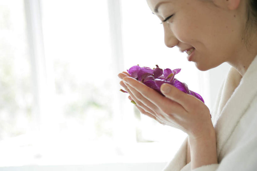 东方人,脸,头,脸颊,手,一个人,站,闭眼,捧,笑,微笑,露齿笑,横图,室内,特写,白天,侧面,浴袍,幸福,纯洁,蝴蝶兰,亚洲,双手,仅一个年轻女性,仅一个女性,仅一个人,一堆,堆叠,堆积,服装,朦胧,模糊,盛开,美丽,花蕾,黄种人,闻,肩膀,花,花瓣,花朵,鲜花,衣服,紫色,白色,花苞,花蕊,站着,手部,服饰,堆,嗅,衣着,穿着,初恋,蝶兰,兰中皇后,衣饰,年轻女性,女人,女性,亚洲人,头部,脸部,脸蛋,面部,闭眼睛,闭着眼,闭着眼睛,端,端着,捧着,手捧,站立,半身,彩图,汤帷子,浴衣