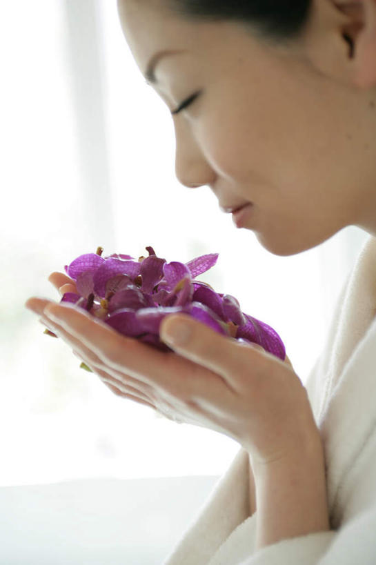 东方人,脸,头,脸颊,手,一个人,站,闭眼,捧,笑,微笑,竖图,室内,特写,白天,侧面,浴袍,幸福,纯洁,蝴蝶兰,亚洲,双手,仅一个年轻女性,仅一个女性,仅一个人,一堆,堆叠,堆积,服装,朦胧,模糊,盛开,美丽,花蕾,黄种人,闻,肩膀,花,花瓣,花朵,鲜花,衣服,紫色,白色,花苞,花蕊,站着,手部,服饰,堆,嗅,衣着,穿着,初恋,蝶兰,兰中皇后,衣饰,年轻女性,女人,女性,亚洲人,头部,脸部,脸蛋,面部,闭眼睛,闭着眼,闭着眼睛,端,端着,捧着,手捧,站立,半身,彩图,汤帷子,浴衣
