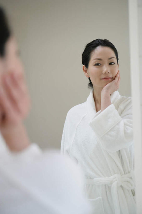 东方人,一个人,站,笑,摸,微笑,竖图,室内,白天,浴袍,镜子,卫生间,浴室,亚洲,仅一个年轻女性,仅一个女性,仅一个人,抚摸,服装,墙,注视,黄种人,墙壁,墙面,背面,衣服,白色,观察,看,站着,服饰,观看,镜像,察看,衣着,镜面,穿着,关注,衣饰,年轻女性,女人,女性,亚洲人,淋浴房,触摸,接触,站立,半身,彩图,汤帷子,浴衣,冲凉房,沐浴间,沐浴室