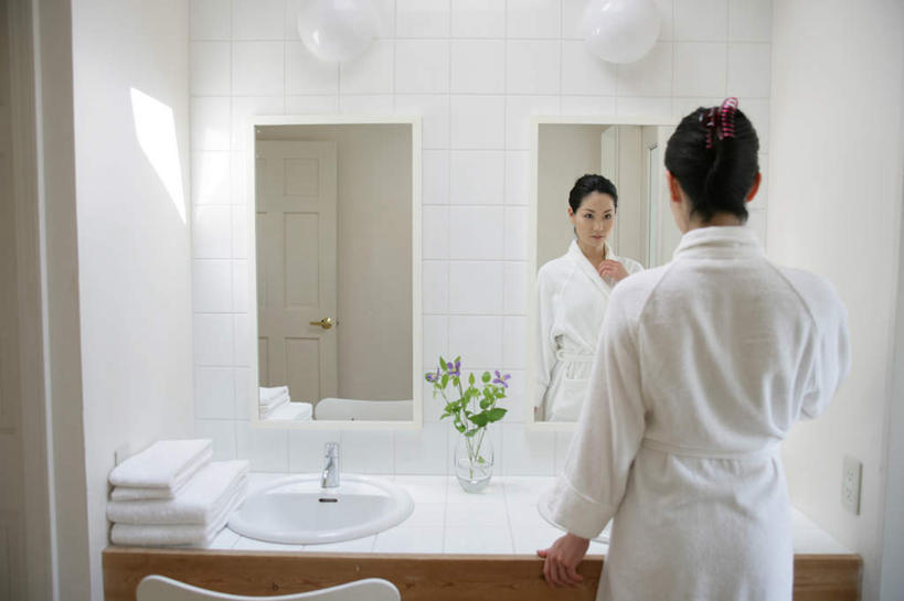 东方人,一个人,站,横图,室内,白天,浴袍,植物,卫生间,浴室,叶子,亚洲,仅一个年轻女性,仅一个女性,仅一个人,服装,盛开,纺织物,水槽,水龙头,墙,铁线莲,绿叶,花蕾,注视,黄种人,水斗,开关,墙壁,墙面,花,花瓣,花朵,鲜花,背面,衣服,绿色,紫色,白色,自然,毛巾,花苞,花蕊,打开,观察,看,清洁,站着,嫩叶,服饰,生长,成长,观看,保暖,番莲,威灵仙,山木通,阀门,察看,开启,衣着,穿着,关注,透气,防水,水咀,衣饰,储水,耐磨,吸水,年轻女性,女人,女性,亚洲人,淋浴房,叶,叶片,站立,半身,彩图,汤帷子,浴衣,冲凉房,沐浴间,沐浴室