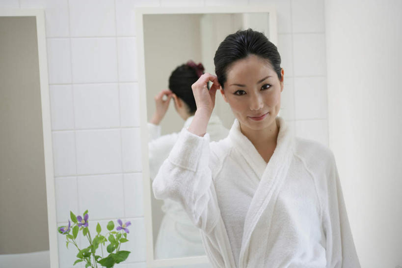 东方人,一个人,站,笑,摸,微笑,横图,室内,白天,正面,浴袍,植物,卫生间,浴室,叶子,亚洲,仅一个年轻女性,仅一个女性,仅一个人,抚摸,服装,盛开,墙,铁线莲,绿叶,花蕾,注视,黄种人,墙壁,墙面,花,花瓣,花朵,鲜花,衣服,绿色,紫色,白色,自然,花苞,花蕊,观察,看,站着,嫩叶,服饰,生长,成长,观看,番莲,威灵仙,山木通,察看,衣着,穿着,关注,衣饰,年轻女性,女人,女性,亚洲人,淋浴房,叶,叶片,触摸,接触,站立,半身,彩图,汤帷子,浴衣,冲凉房,沐浴间,沐浴室