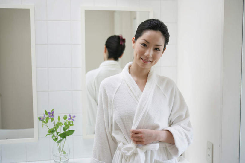 东方人,一个人,站,笑,微笑,横图,室内,白天,正面,浴袍,植物,卫生间,浴室,叶子,亚洲,仅一个年轻女性,仅一个女性,仅一个人,服装,盛开,墙,铁线莲,绿叶,花蕾,注视,黄种人,墙壁,墙面,花,花瓣,花朵,鲜花,衣服,绿色,紫色,白色,自然,花苞,花蕊,观察,看,站着,嫩叶,服饰,生长,成长,观看,番莲,威灵仙,山木通,察看,衣着,穿着,关注,衣饰,年轻女性,女人,女性,亚洲人,淋浴房,叶,叶片,站立,半身,彩图,汤帷子,浴衣,冲凉房,沐浴间,沐浴室