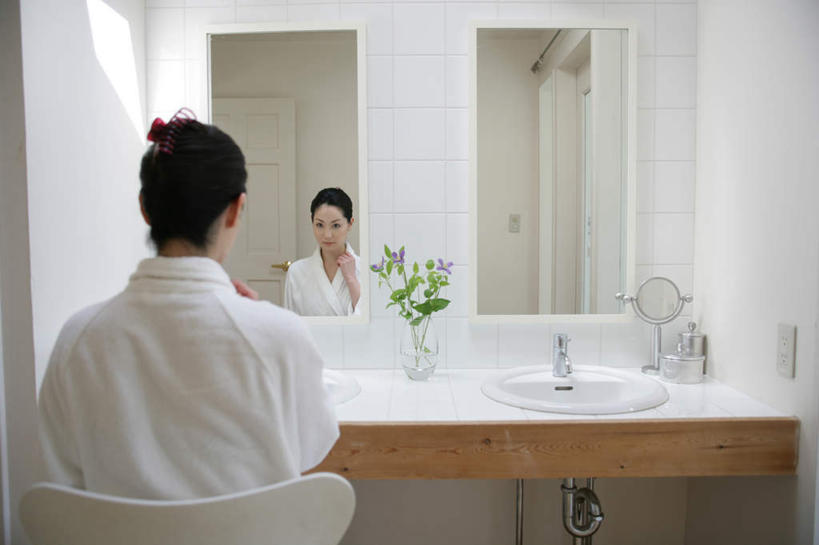 东方人,背,一个人,坐,横图,室内,白天,浴袍,植物,卫生间,浴室,叶子,亚洲,仅一个年轻女性,仅一个女性,仅一个人,握,服装,装饰,盛开,水槽,水龙头,头饰,墙,铁线莲,绿叶,拿,花蕾,拿着,注视,黄种人,水斗,开关,墙壁,墙面,花,花瓣,花朵,鲜花,衣服,绿色,紫色,白色,自然,发夹,发饰,夹子,饰品,花苞,花蕊,打开,观察,看,嫩叶,握着,服饰,生长,成长,观看,华丽,修饰,番莲,威灵仙,山木通,点缀,阀门,察看,开启,衣着,穿着,关注,配饰,衬托,美观,雅致,雅观,水咀,衣饰,年轻女性,女人,女性,亚洲人,淋浴房,叶,叶片,坐着,半身,彩图,汤帷子,浴衣,冲凉房,沐浴间,沐浴室