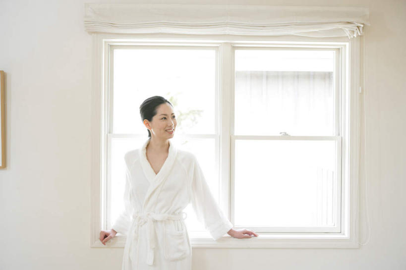 东方人,一个人,站,笑,微笑,露齿笑,横图,室内,白天,正面,浴袍,窗户,亚洲,仅一个年轻女性,仅一个女性,仅一个人,服装,墙,扭头,注视,黄种人,玻璃窗,墙壁,墙面,衣服,白色,扶,观察,看,站着,转头,服饰,观看,察看,扶着,衣着,穿着,关注,衣饰,年轻女性,女人,女性,亚洲人,站立,半身,彩图,汤帷子,浴衣