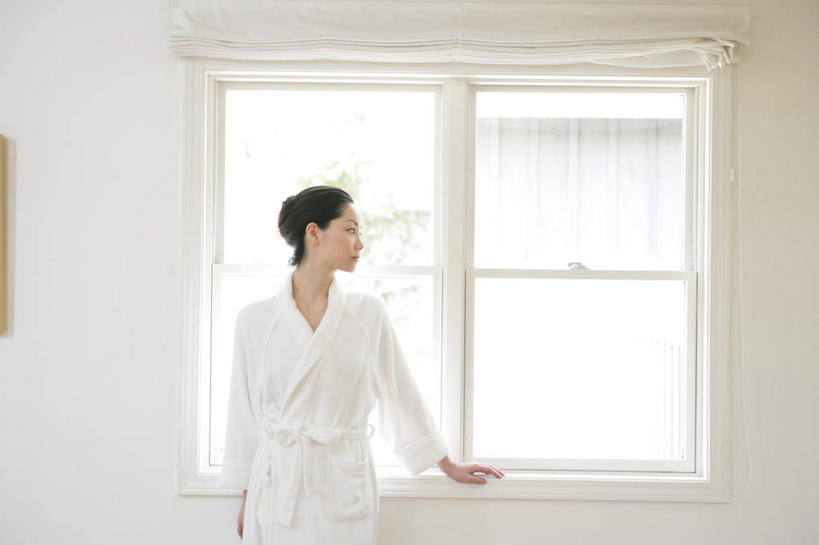 东方人,一个人,站,笑,微笑,露齿笑,横图,室内,白天,正面,浴袍,窗户,亚洲,仅一个年轻女性,仅一个女性,仅一个人,服装,墙,扭头,注视,黄种人,玻璃窗,墙壁,墙面,衣服,白色,扶,观察,看,站着,转头,服饰,观看,察看,扶着,衣着,穿着,关注,衣饰,年轻女性,女人,女性,亚洲人,站立,半身,彩图,汤帷子,浴衣