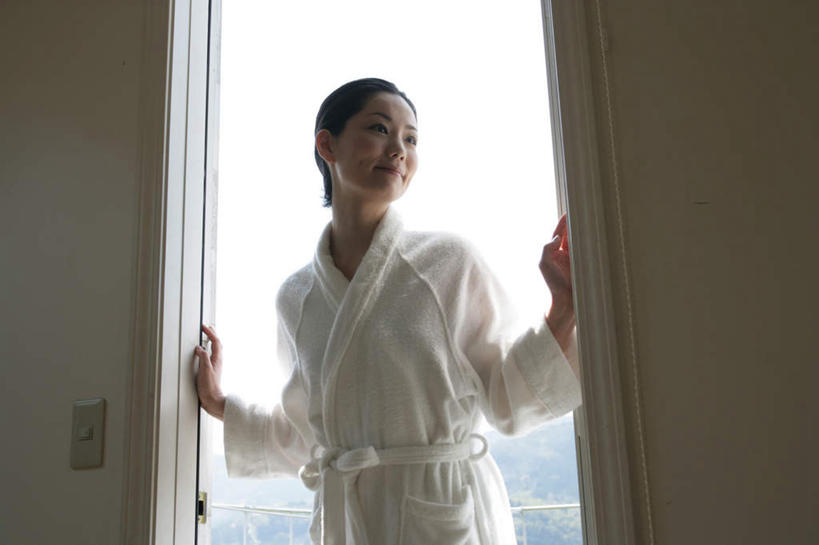 东方人,一个人,站,横图,室外,白天,正面,浴袍,门,亚洲,仅一个年轻女性,仅一个女性,仅一个人,服装,墙,扭头,注视,黄种人,墙壁,墙面,衣服,门框,扶,观察,看,站着,转头,服饰,观看,察看,扶着,衣着,穿着,关注,衣饰,年轻女性,女人,女性,亚洲人,站立,半身,彩图,汤帷子,浴衣