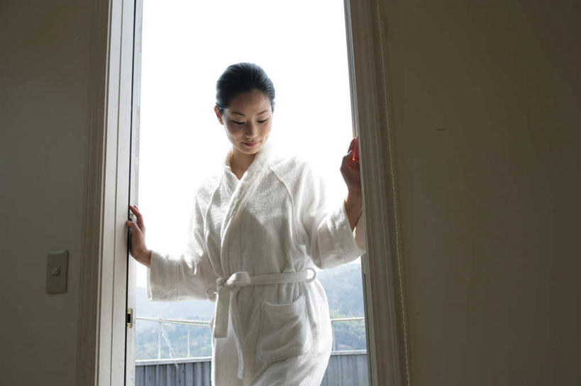 东方人,一个人,站,横图,室外,白天,正面,浴袍,门,亚洲,仅一个年轻女性,仅一个女性,仅一个人,服装,墙,注视,黄种人,墙壁,墙面,衣服,门框,低头,扶,观察,看,站着,服饰,观看,察看,扶着,衣着,穿着,关注,垂头,衣饰,年轻女性,女人,女性,亚洲人,站立,半身,彩图,汤帷子,浴衣