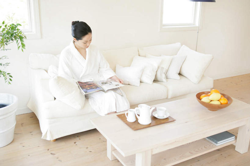 东方人,一个人,客厅,坐,横图,俯视,室内,白天,浴袍,阅读,幸福,植物,茶,窗户,地板,靠垫,沙发,桌子,柑橘,杂志,杯子,水果,亚洲,仅一个年轻女性,仅一个女性,仅一个人,一堆,握,学习,堆叠,堆积,服装,新鲜,木制,壶,盆栽,陶瓷,墙,生食,茶叶,食品,果实,靠枕,盆景,陶瓷制品,地面,拿,茶几,拿着,注视,黄种人,娱乐,木地板,玻璃窗,墙壁,墙面,水壶,食物,衣服,绿色,白色,自然,茶壶,木制品,容器,水杯,垫子,碗,枕头,观察,看,享受,休闲,温馨,放松,乐趣,读书,浏览,握着,服饰,有机食品,绿色食品,生长,成长,观看,储藏,堆,察看,提神,起居室,舒适,衣着,储存,穿着,关注,醒脑,布艺沙发,衣饰,客堂,年轻女性,女人,女性,亚洲人,茶杯,橘子,桔子,橙子,橙,坐着,彩图,高角度拍摄,全身,汤帷子,浴衣,贮存