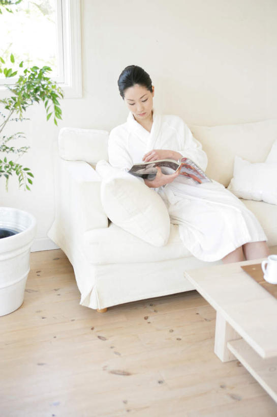 东方人,一个人,客厅,坐,竖图,室内,白天,正面,浴袍,阅读,植物,窗户,地板,靠垫,沙发,杂志,杯子,亚洲,仅一个年轻女性,仅一个女性,仅一个人,握,学习,服装,盆栽,墙,靠枕,盆景,地面,拿,拿着,注视,黄种人,木地板,玻璃窗,墙壁,墙面,衣服,绿色,白色,自然,水杯,垫子,枕头,观察,看,读书,浏览,握着,服饰,生长,成长,观看,察看,起居室,衣着,穿着,关注,布艺沙发,衣饰,客堂,年轻女性,女人,女性,亚洲人,茶杯,坐着,半身,彩图,汤帷子,浴衣