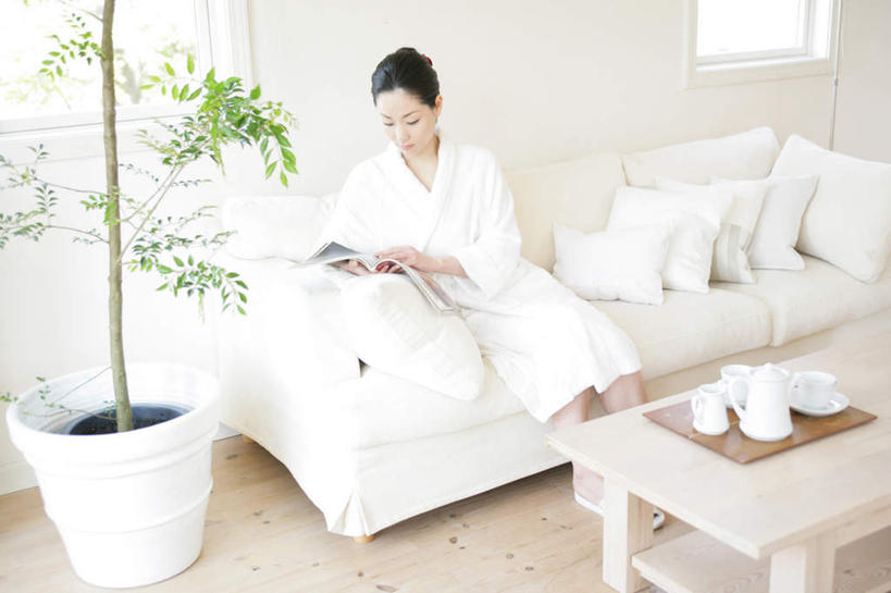 东方人,一个人,客厅,坐,横图,室内,白天,正面,浴袍,阅读,幸福,植物,茶,窗户,地板,靠垫,沙发,杂志,杯子,亚洲,仅一个年轻女性,仅一个女性,仅一个人,握,学习,服装,壶,盆栽,墙,茶叶,靠枕,盆景,地面,拿,拿着,注视,黄种人,娱乐,木地板,玻璃窗,墙壁,墙面,水壶,衣服,绿色,白色,自然,茶壶,容器,水杯,垫子,枕头,观察,看,享受,休闲,温馨,放松,乐趣,读书,浏览,握着,服饰,生长,成长,观看,察看,提神,起居室,舒适,衣着,穿着,关注,醒脑,布艺沙发,衣饰,客堂,年轻女性,女人,女性,亚洲人,茶杯,坐着,彩图,全身,汤帷子,浴衣