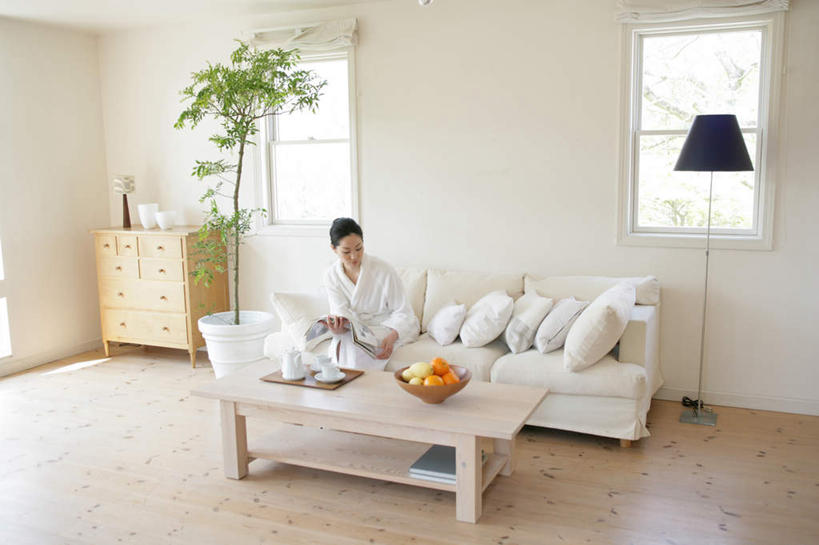 东方人,一个人,客厅,坐,横图,室内,白天,正面,浴袍,阅读,幸福,植物,茶,窗户,地板,柜子,靠垫,沙发,桌子,柑橘,杂志,杯子,水果,照明,亚洲,仅一个年轻女性,仅一个女性,仅一个人,一堆,握,学习,堆叠,堆积,服装,新鲜,木制,壶,盆栽,陶瓷,墙,灯光,生食,茶叶,食品,果实,靠枕,盆景,陶瓷制品,地面,储物柜,拿,茶几,拿着,注视,黄种人,娱乐,木地板,玻璃窗,墙壁,墙面,灯,水壶,食物,衣服,绿色,白色,自然,茶壶,木制品,容器,水杯,灯具,垫子,落地灯,碗,枕头,观察,看,享受,休闲,温馨,放松,乐趣,读书,浏览,握着,服饰,有机食品,绿色食品,生长,成长,观看,储藏,堆,照亮,察看,提神,起居室,舒适,衣着,照明设备,储存,穿着,关注,醒脑,布艺沙发,衣饰,客堂,储备,蕴藏,贮备,年轻女性,女人,女性,亚洲人,茶杯,橘子,桔子,橙子,橙,坐着,彩图,全身,汤帷子,浴衣,贮存