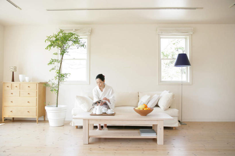 东方人,一个人,客厅,坐,横图,室内,白天,正面,浴袍,阅读,幸福,植物,茶,窗户,地板,柜子,靠垫,沙发,桌子,柑橘,杂志,杯子,水果,照明,亚洲,仅一个年轻女性,仅一个女性,仅一个人,一堆,握,学习,堆叠,堆积,服装,新鲜,木制,壶,盆栽,陶瓷,墙,灯光,生食,茶叶,食品,果实,靠枕,盆景,陶瓷制品,地面,储物柜,拿,茶几,拿着,注视,黄种人,娱乐,木地板,玻璃窗,墙壁,墙面,灯,水壶,食物,衣服,绿色,白色,自然,茶壶,木制品,容器,水杯,灯具,垫子,落地灯,碗,枕头,观察,看,享受,休闲,温馨,放松,乐趣,读书,浏览,握着,服饰,有机食品,绿色食品,生长,成长,观看,储藏,堆,照亮,察看,提神,起居室,舒适,衣着,照明设备,储存,穿着,关注,醒脑,布艺沙发,衣饰,客堂,储备,蕴藏,贮备,年轻女性,女人,女性,亚洲人,茶杯,橘子,桔子,橙子,橙,坐着,彩图,全身,汤帷子,浴衣,贮存