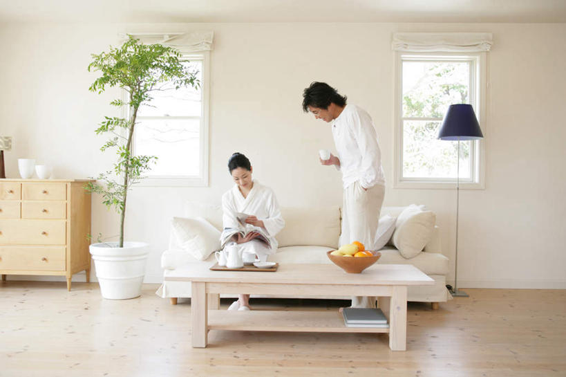 东方人,两个人,客厅,站,坐,横图,室内,白天,正面,浴袍,爱情,阅读,幸福,植物,茶,地板,柜子,靠垫,沙发,桌子,柑橘,杂志,杯子,水果,照明,亚洲,一堆,弯腰,握,学习,堆叠,堆积,服装,新鲜,木制,壶,盆栽,陶瓷,灯光,生食,茶叶,食品,果实,靠枕,盆景,陶瓷制品,地面,储物柜,浪漫,拿,茶几,拿着,注视,黄种人,娱乐,木地板,玻璃窗,灯,水壶,食物,衣服,绿色,白色,自然,茶壶,木制品,容器,水杯,灯具,垫子,落地灯,碗,枕头,观察,看,站着,享受,休闲,温暖,温馨,恩爱,放松,乐趣,读书,浏览,握着,恋人,服饰,有机食品,绿色食品,生长,成长,观看,储藏,堆,照亮,和睦,察看,提神,起居室,舒适,衣着,照明设备,储存,穿着,关注,醒脑,布艺沙发,弯身,衣饰,客堂,储备,蕴藏,贮备,男人,男性,年轻男性,年轻女性,女人,女性,亚洲人,情侣,茶杯,橘子,桔子,橙子,橙,站立,坐着,彩图,全身,汤帷子,浴衣,伴侣,融洽,贮存