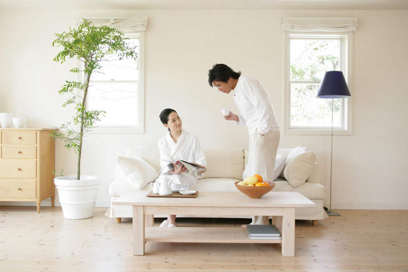 东方人,两个人,客厅,站,坐,横图,室内,白天,正面,浴袍,爱情,阅读,幸福,植物,茶,地板,柜子,靠垫,沙发,桌子,柑橘,杂志,杯子,水果,照明,亚洲,一堆,弯腰,握,学习,堆叠,堆积,服装,新鲜,木制,壶,盆栽,陶瓷,灯光,生食,茶叶,食品,果实,靠枕,盆景,陶瓷制品,地面,储物柜,浪漫,拿,茶几,拿着,注视,黄种人,娱乐,木地板,玻璃窗,灯,水壶,食物,衣服,绿色,白色,自然,茶壶,木制品,容器,水杯,灯具,垫子,落地灯,碗,枕头,观察,看,站着,享受,休闲,温暖,温馨,恩爱,放松,乐趣,读书,浏览,握着,恋人,服饰,有机食品,绿色食品,生长,成长,观看,储藏,堆,照亮,和睦,察看,提神,起居室,舒适,衣着,照明设备,储存,穿着,关注,醒脑,布艺沙发,弯身,衣饰,客堂,储备,蕴藏,贮备,男人,男性,年轻男性,年轻女性,女人,女性,亚洲人,情侣,茶杯,橘子,桔子,橙子,橙,站立,坐着,彩图,全身,汤帷子,浴衣,伴侣,融洽,贮存