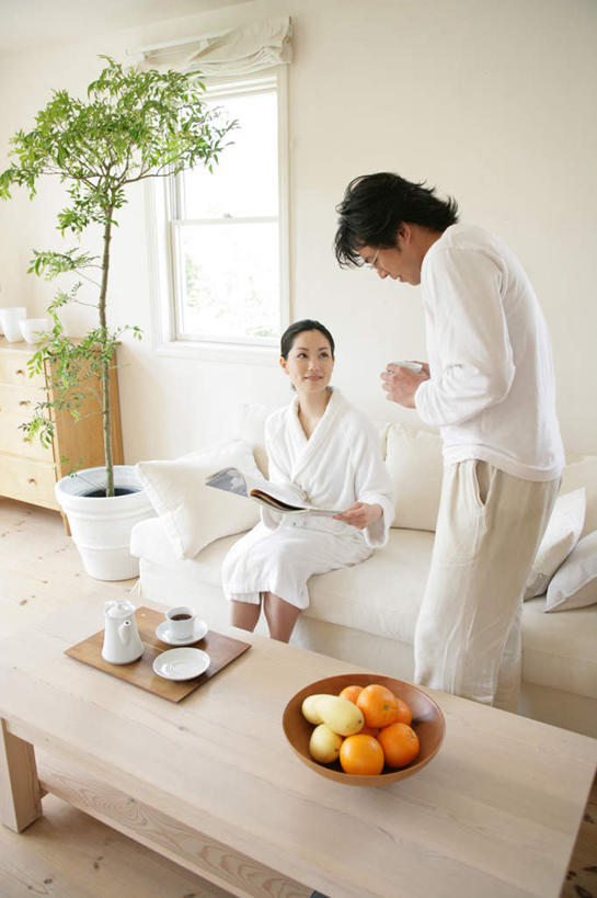 东方人,两个人,客厅,站,坐,竖图,室内,白天,正面,浴袍,爱情,阅读,幸福,植物,茶,窗户,地板,柜子,靠垫,沙发,桌子,柑橘,杂志,杯子,水果,亚洲,一堆,许多,弯腰,握,学习,堆叠,堆积,服装,新鲜,木制,壶,盆栽,陶瓷,墙,生食,茶叶,食品,果实,靠枕,盆景,陶瓷制品,地面,储物柜,很多,浪漫,拿,茶几,拿着,注视,黄种人,娱乐,木地板,玻璃窗,墙壁,墙面,水壶,食物,衣服,绿色,白色,自然,茶壶,木制品,容器,水杯,垫子,碗,枕头,观察,看,站着,享受,休闲,温暖,温馨,恩爱,放松,乐趣,读书,浏览,握着,恋人,服饰,有机食品,绿色食品,生长,成长,观看,储藏,堆,和睦,察看,提神,起居室,舒适,衣着,储存,穿着,关注,醒脑,布艺沙发,弯身,衣饰,客堂,储备,蕴藏,贮备,男人,男性,年轻男性,年轻女性,女人,女性,亚洲人,情侣,茶杯,橘子,桔子,橙子,橙,站立,坐着,半身,彩图,汤帷子,浴衣,伴侣,融洽,贮存